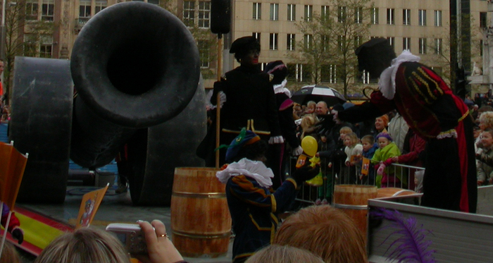 Zwarte Pieten with cannon
