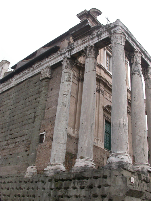 temple-antonius-and-faustina-side